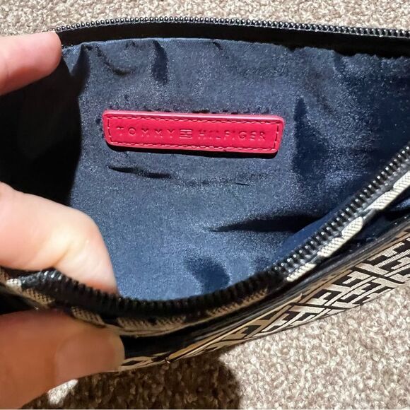 Tommy Hilfiger Wristlet Classic Black & Tan w/navy interior EUC - Picture 9 of 12